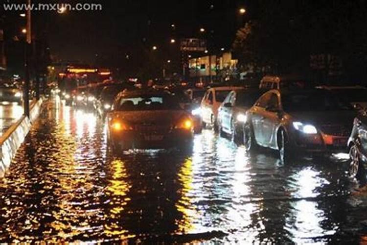 梦见下雨街道上有很多水的预兆