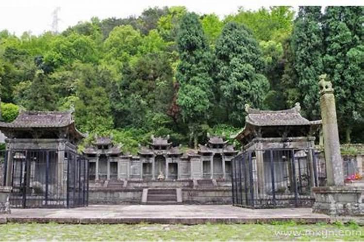 梦见到墓地烧香扫墓
