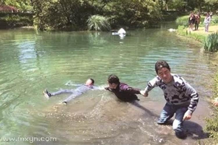 别人梦见我掉进河里？