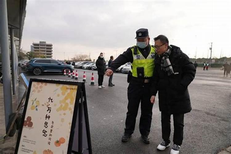 梦见突然涨大水把自己淹没