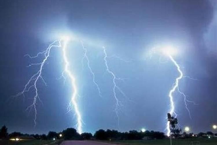 梦到被雷劈是什么意思 梦到被雷劈的寓意