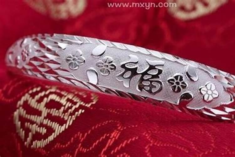 梦见银手镯是什么意思？