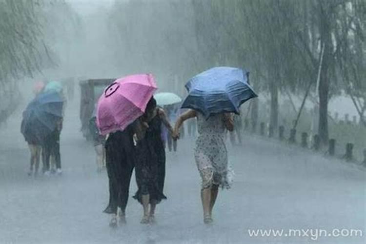 孕妇梦见被大雨淋湿是什么意思