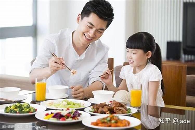 梦见前妻和别带我女儿别的男人带他儿子在一起吃饭？