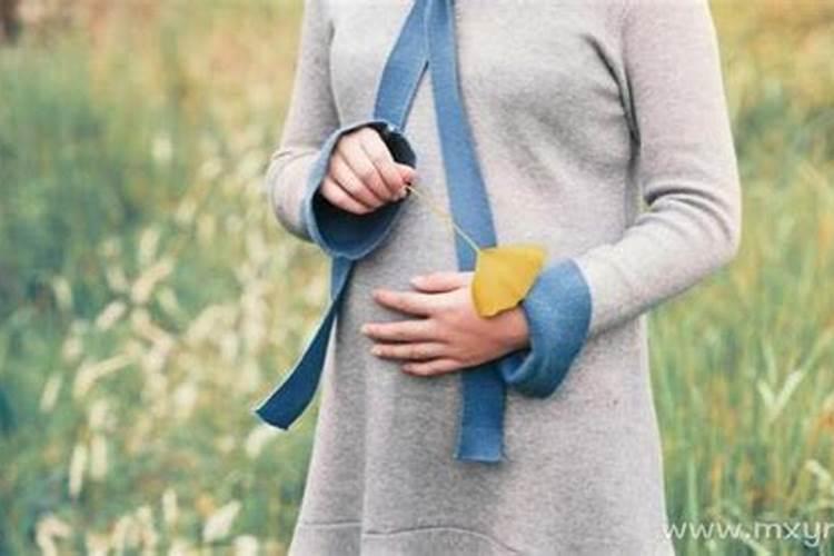 女人梦见自己怀孕快生了见红了,孕妇梦到自己下面见红要生了