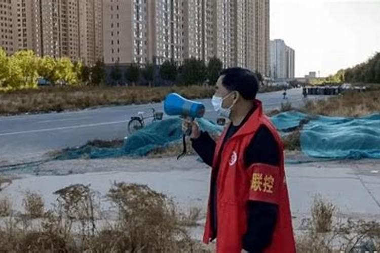 梦见死去的外婆住在以前老房子拆迁前临时住过的房子里,但梦里的房子却...