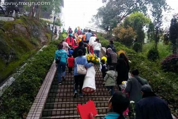 梦见上坟找不到坟了是什么意思