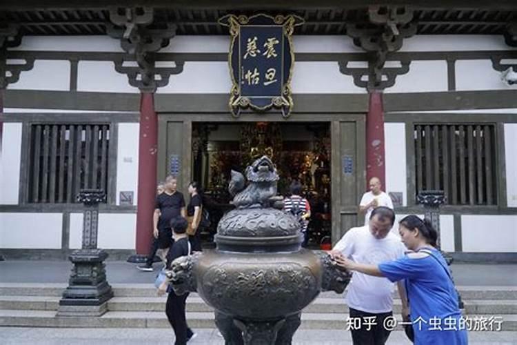 梦见坐别人赶的马车回家,梦见和熟人坐马车赶路