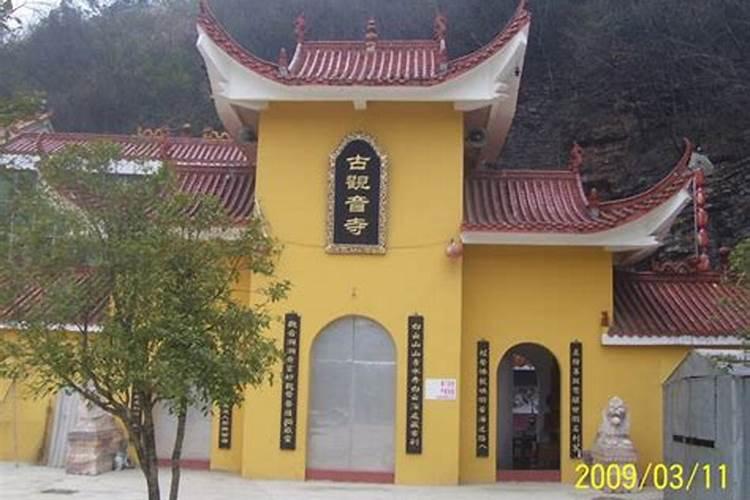 消防出车遇晚高峰,咸宁街头上演45度让路法,路人的举动有多暖心？