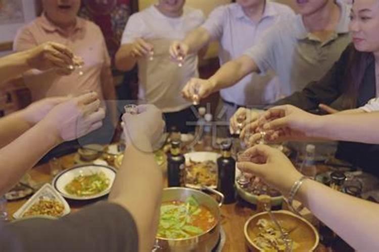 梦见自己和熟人一起吃饭