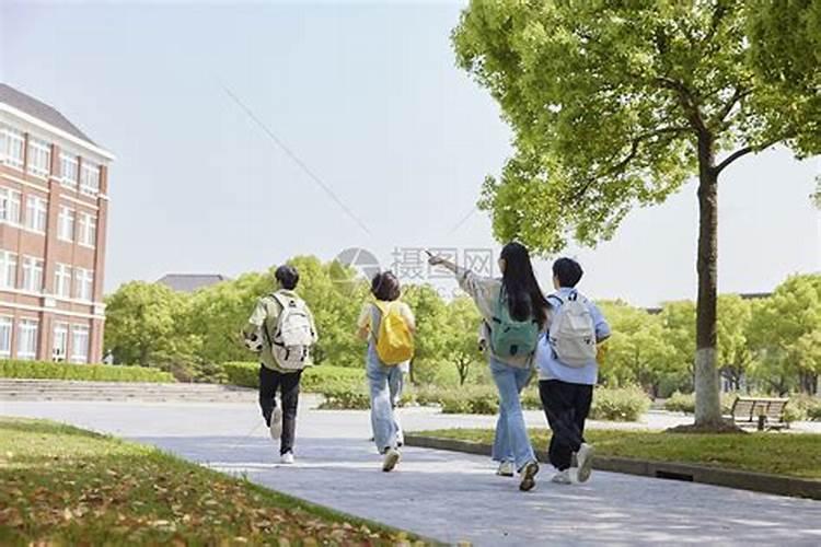 梦见在学校很长的走廊里行走是什么预兆？
