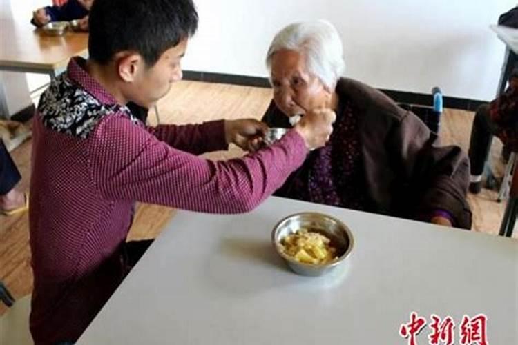 梦见妈妈不给自己吃饭不理我