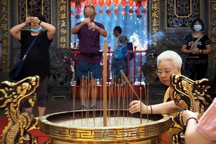 在家里拜太岁的话,贡品需要准备些什么呢？