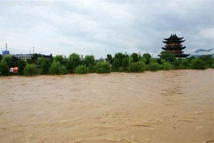梦见看见洪水冲下来的预兆