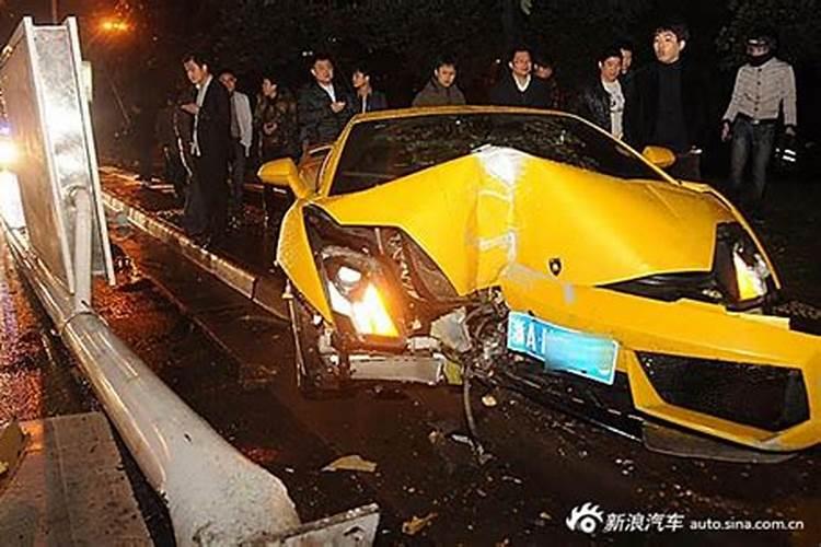卧室床的摆放位置。。。求风水大师指点。。。