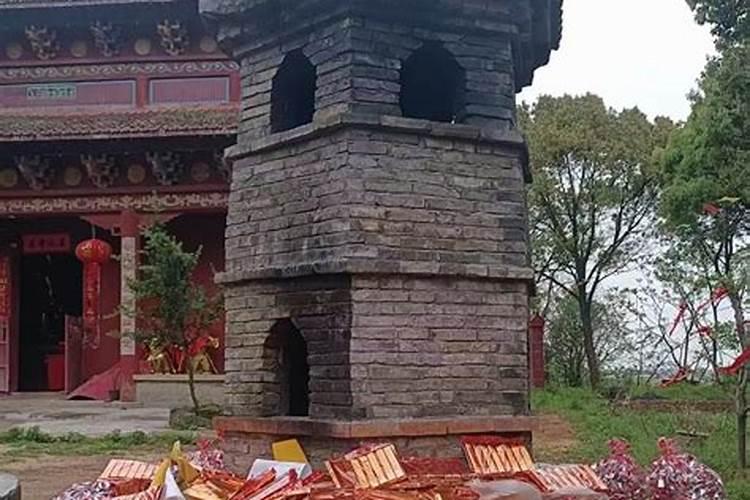 在北京白云观,去拜一下太岁,走完整个流程,再求个符啥的,小人本年犯太岁...