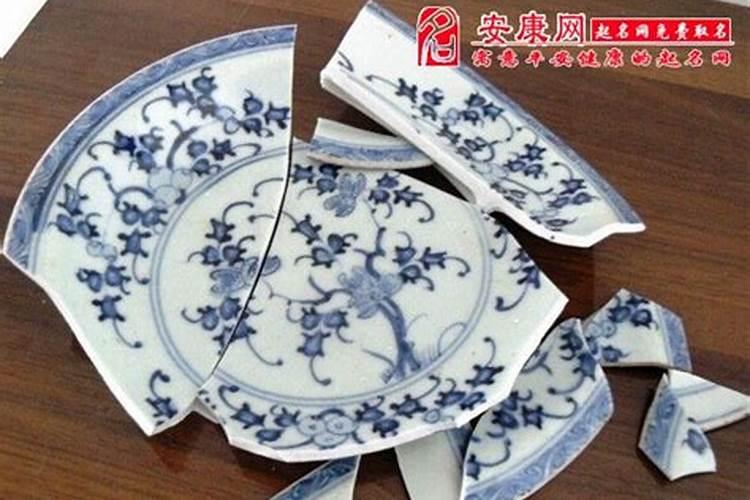 清明上坟磕三个头还是四个