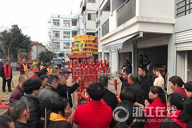 梦见上公共厕所很脏是什么预兆？