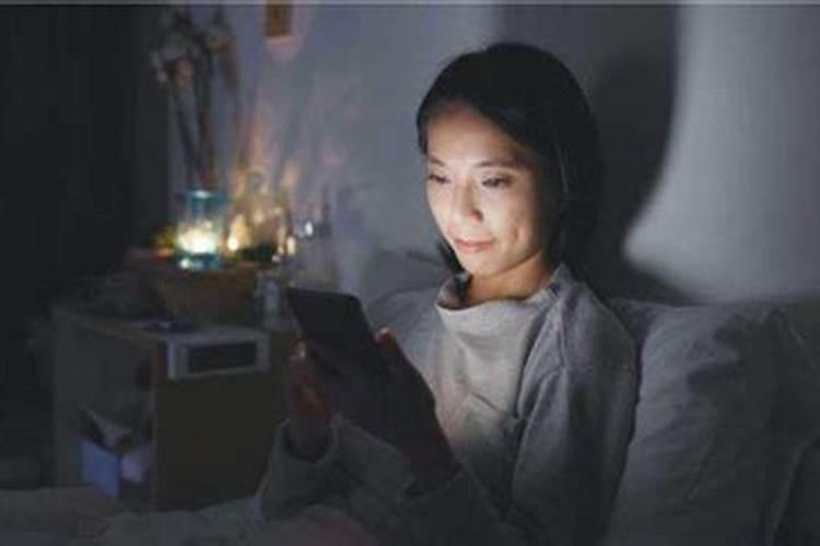 已婚女人梦见老公出轨要离婚预示什么