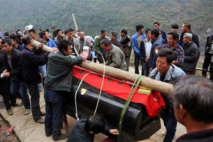 梦见墓地起火