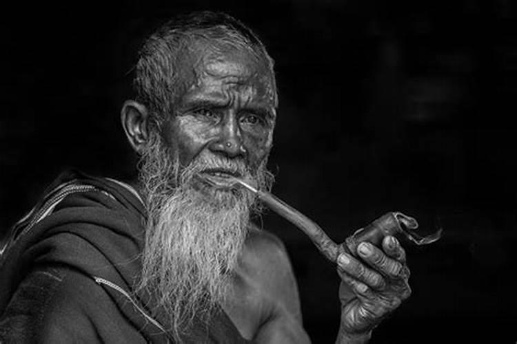 我爸爸得了肺癌,晚上梦到了已故的爷爷奶奶站在他床前,我上前请他们保佑...