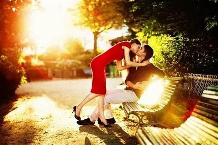 梦见与一个美女亲吻