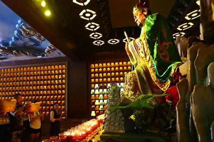 今年农历三月十五下午五点出生!男孩!五行缺什么