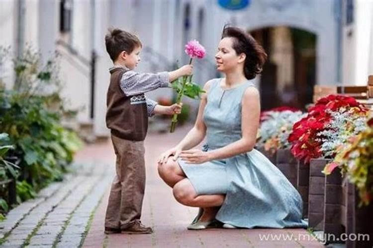 离婚女人梦见自己生了个男孩