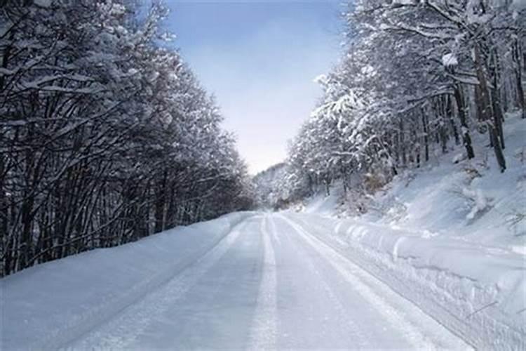 梦见路上埔满好厚白雪的预兆