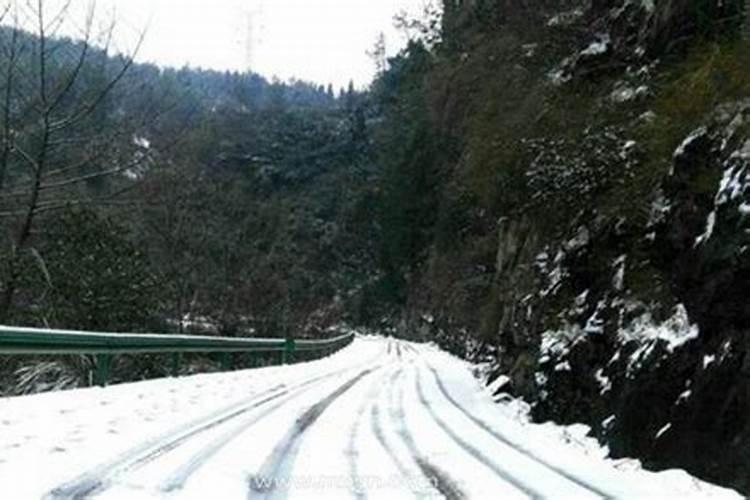 女人梦见地面厚厚的白雪