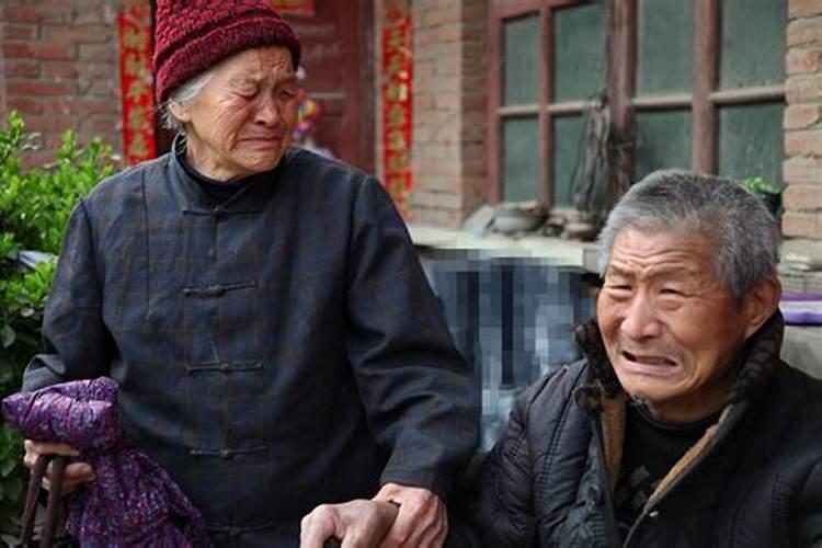 梦见已故的老人哭泣的预兆
