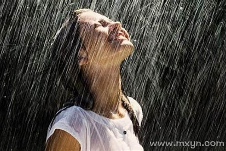 梦见别人淋雨是什么意思