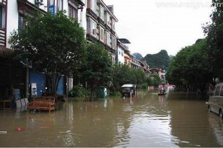 梦见洪水挡住去路