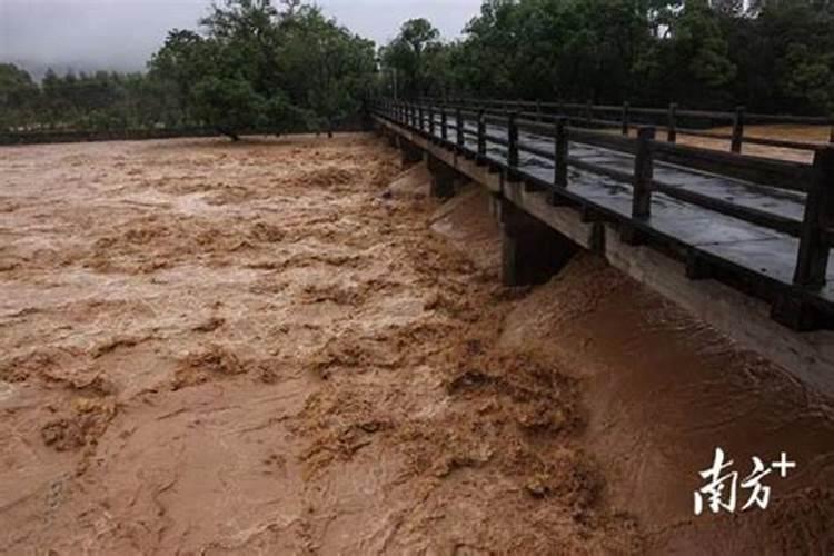 梦见洪水挡去路