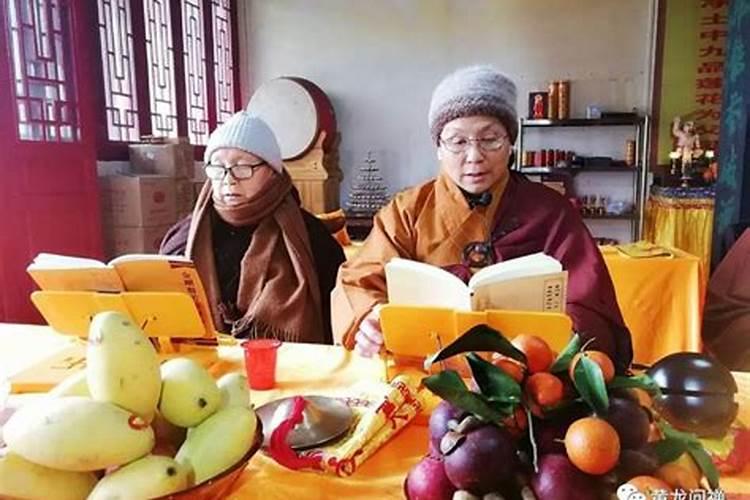 出家师父拜五台山途中去居士家住还收钱这合理吗？