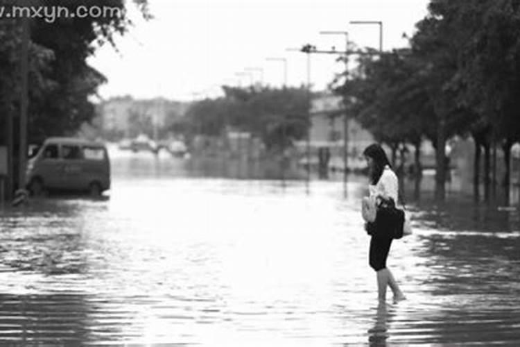 梦见湖水漫过路面的预兆