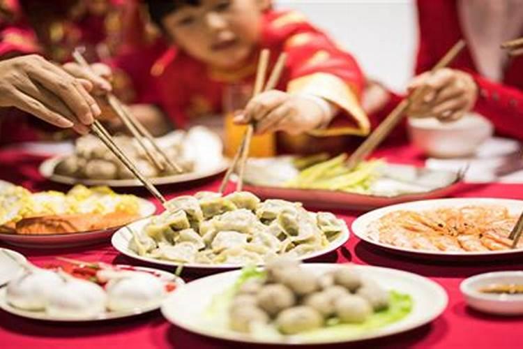 梦见好多人在一起吃饭