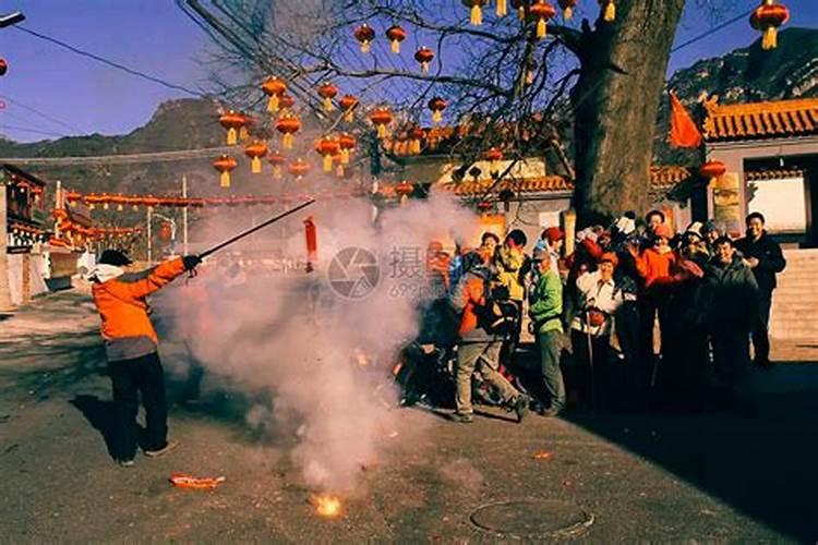 迎接财神放鞭炮在几点钟