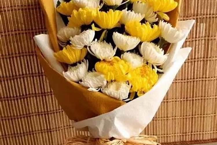 给老人上坟买几朵花(去坟前祭奠老人摆花买什么鲜花)