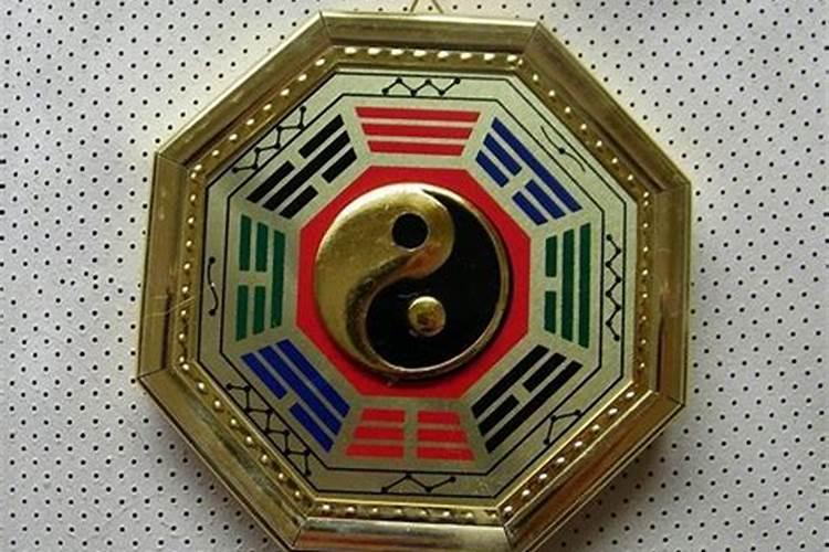 有懂风水的吗？知道把八卦镜放床上男的枕头旁边是有什么意思 的？