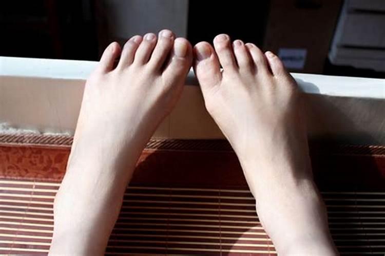 梦见摸熟悉女孩的脚的预兆