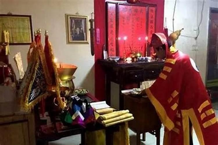 做梦梦见,活的妈妈人,死人,我还穿孝,什么意思