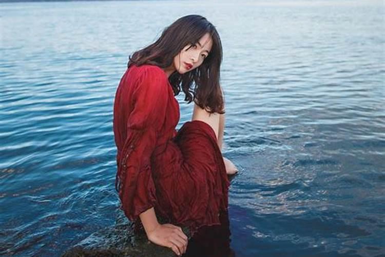水瓶男暗恋一个女生的表现