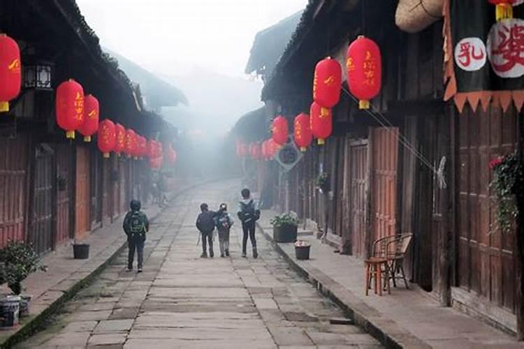 泸州有哪些人气比较旺的特色美食街？