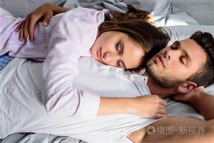 梦见一女人和一男人躺在一起