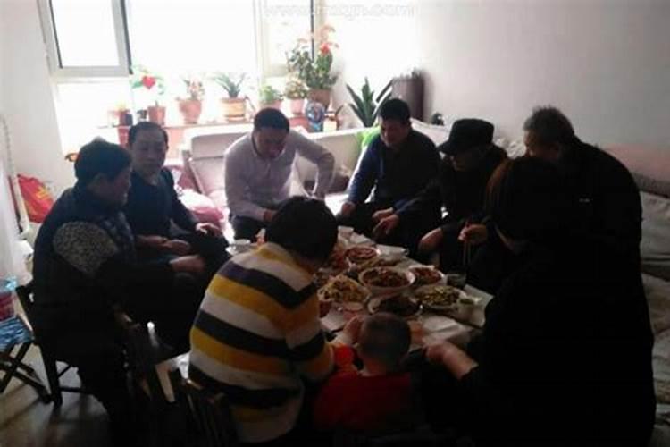 梦见兄弟姐妹一起吃饭的预兆