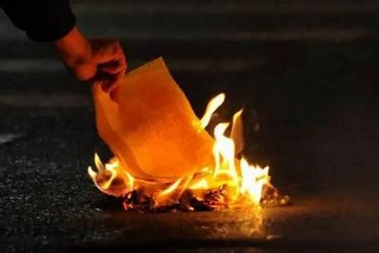 为什么中元节要十字路口烧纸祭祖？