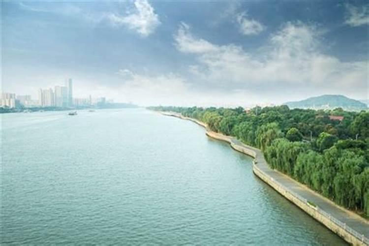 梦见大河水满下大雨的预兆