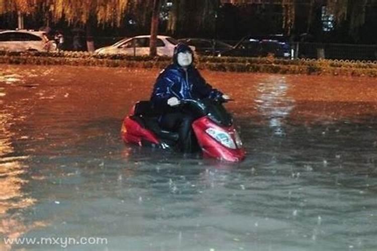梦见河堤冒水