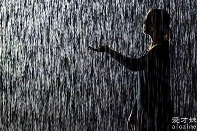 梦见下雨流浓浓的绿绿的水的预兆